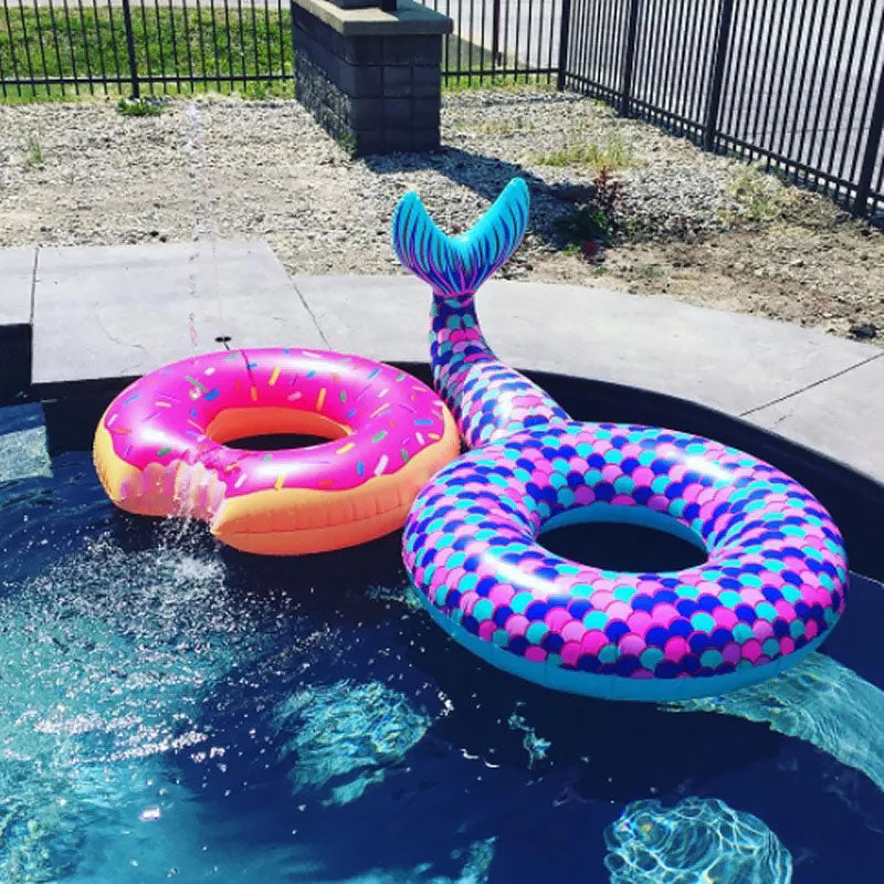 Meerjungfrau Schwimmring Für Erwachsene 180x120 CM Aus Umweltfreundlichem PVC Mit Bunter Schuppenoptik - Hobbyfy
