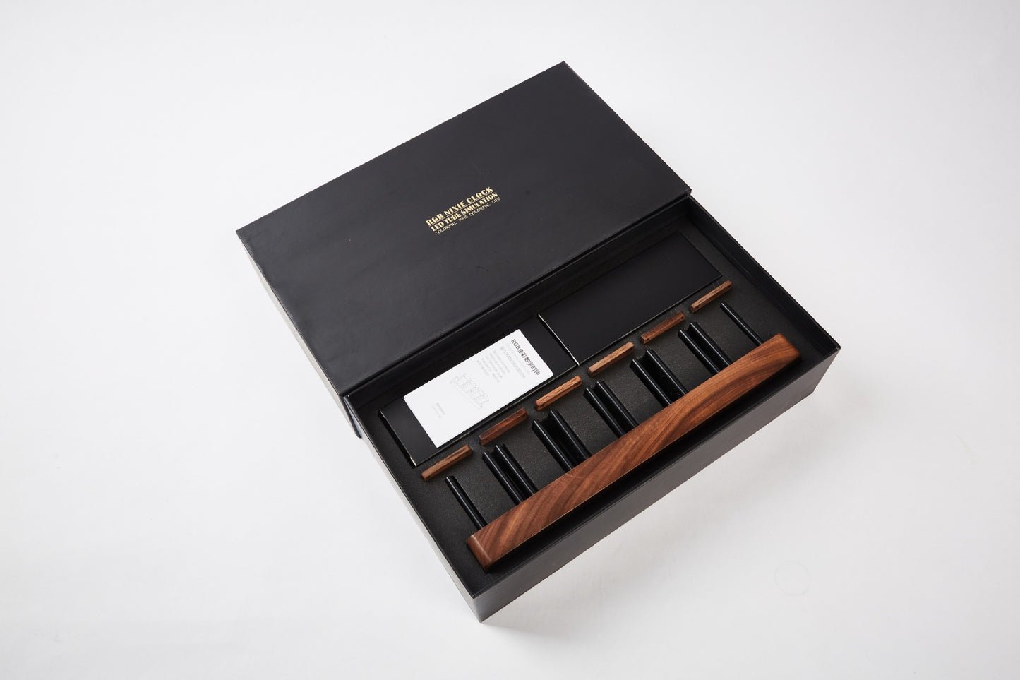 Uhr Mit Röhrenoptik Und Walnussgehäuse